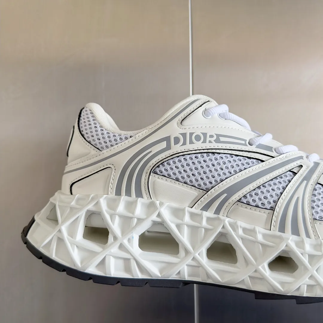 【DIOR】P:800💰 Men's 39-44. (Male 45.46 custom-made) Dior kawa Dior joint 2025ss casual sports shoes‼ ️ Reinterpret running shoes with dior’s haute couture style. b35 is made of fine-textured leather and mesh fabric materials. It can be worn in all seasons, is comfortable and breathable, and has many lines on the shoe body to outline details. It has a full retro three-dimensional feel and can create a casual look all year round!